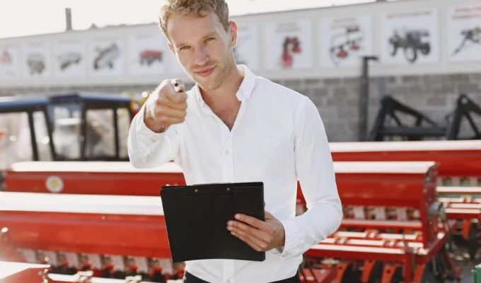 Młody rolnik i maszyny rolnicze