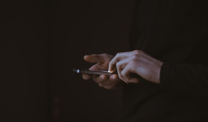 człowiek przeglądający smartfona