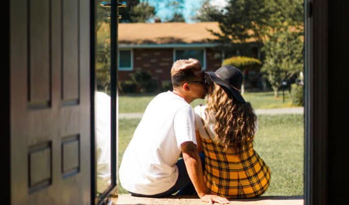 Para siedząca na progu domu w słoneczny dzień