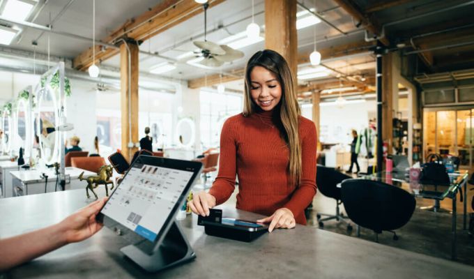 Kobieta płacąca za zakupy