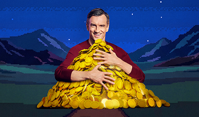 baner reklamowy loterii blikomania, hasło blikomania każdy blik ma szansę na wygraną. 100 000 zł co tydzień, 4 miliony zł w puli. mężczyzna trzymający górę złotych monet