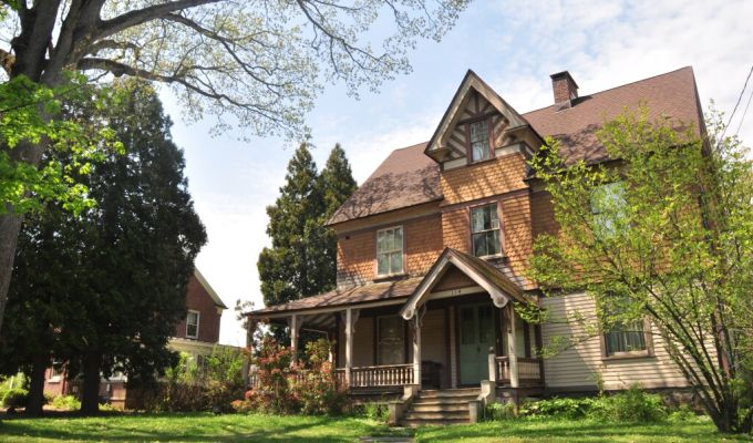 dom w otoczeniu zieleni