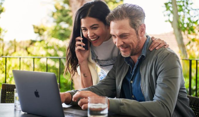 Kobieta i mężczyzna siedzący przed laptopem.